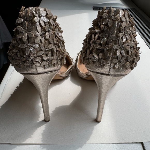 Inc. | Women's Karlay Pearl Gold | Size: US 7 | Metallic Gold Pumps with Flowers - Picture 6 of 6